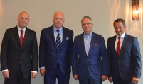 Bei der Vertragsunterzeichnung: Jobst Wagner, Präsident.......