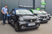 „Eine zukunftsfähige Mobilität setzt die Bereitschaft voraus, neue Wege auszuprobieren.“ Christian Brüggemann, Entwicklungsleiter bei Remko, nutzt gerne die firmeneigene Ladestation zum Aufladen seines E-Autos.<br />Bild: Remko