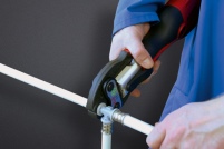 Die Verbindung von Rohr und Fittings erfolgt sekundenschnell.......