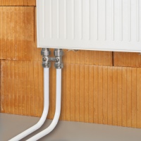 Die Roth Heizkörperanbindung ermöglicht vielseitige  Anschlussvarianten über eine Sockelleiste, aus der Wand oder dem Fußboden. <br />Bilder: Roth