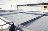 Die thermische PCM-Batterie von Orange Climate wird horizontal auf Perforierte Deckenplatten aus Stahl angebracht. <br />Bild: OC Waterloo