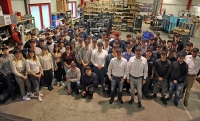 Neues Outfit – nicht nur in der Kopfbedeckung: Die RMB/Energie GmbH bekommt ein neues Firmenlogo, das die engere Zusammenarbeit mit Yanmar sichtbar unterstreicht.<br />Bilder: RMB/ENERGIE<br />
