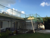 Ein großer Schritt für das kleine Haus: Das Pultdach wurde saniert, gedämmt und sachgerecht abgedichtet, die Fassade rundum mit einem vollmineralischen Wärmedämmverbundsystem und der Dämmplatte „Coverrock II“ von ROCKWOOL bekleidet. <br />Bilder: ROCKWOOL