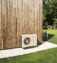 Die ROTEX HPSU monobloc ist eine kompakte und gleichzeitig energieeffiziente Lösung für Heizung und Warmwasser, die alle Anforderungen für Neubau und Niedrigenergiehäuser erfüllt.