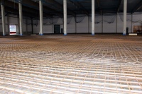 Rund 29.000 Meter Roth Systemheizrohr beheizen das neue Logistikzentrum auf Basis von Wärmerückgewinnung aus der Produktion. 