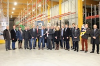 C+P Geschäftsführer Matthias Acker übergibt symbolisch den Schlüssel für die neue Logistikhalle an Werksleiter Herbert Blodig bei Roth Plastic Technology Wolfgruben. <br />Bild: Roth Werke