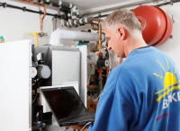 Bei einer zentralen Trinkwasseranlage wird das Trinkwasser durch den Heizkessel, hier ein Gas-Brennwertgerät, zentral erwärmt und zu den Zapfstellen geleitet. Bild: Zukunft Erdgas<br />