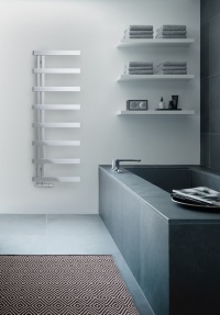 Strenge Linien, plane Seiten, rechte Winkel – der Designheizkörper RUNTAL ALBAN überzeugt als Wärmeobjekt für Puristen durch seine minimalistische Formgebung und fügt sich mit seiner hochwertigen Oberfläche aus handpoliertem Edelstahl in jedes moderne Badambiente ein.<br />Bild: Zehnder
