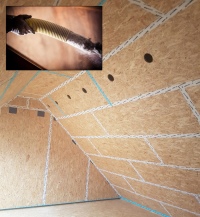 Der diffusionsoffene Cellulosedämmstoff wird maschinell in die Hohlräume eingeblasen.<br />Bild: CWA Cellulosewerk Angelbachtal 