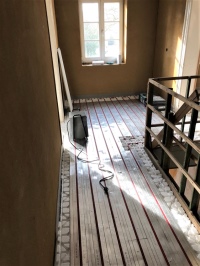 Im Obergeschoss des denkmalgeschützten Gebäudes kam Roth ClimaComfort TBS zum Einsatz. Das Trockenbausystem für die Fußbodenheizung eignete sich aufgrund des geringen Flächengewichts sowie der niedrigen Aufbauhöhe.<br />Bild: ROTH WERKE<br /><br /><br />