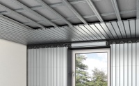 Neben dem Boden kommen heute auch Wände und Decken als Energieflächen in Betracht. Die Roth Komfortdecken verwandeln Raumdecken in Strahlungsflächen, die Räume im Sommer angenehm kühlen und im Winter behaglich wärmen.<br />Bilder: Roth Werke