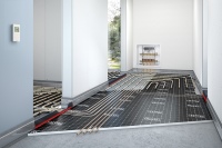 Die Zuleitungen für die Heizkreise anderer Räume sind in die Duo-System-Verbundplatten eingebettet. Die Installation des regelbaren Heizkreises für den Durchgangsraum erfolgt auf der Floorfix-Faltplatte. Ihre Transparenz ermöglicht die Rohrfixierung ohne Beschädigung der darunterliegenden Rohre.<br />Bilder: Roth Werke GmbH<br /><br />