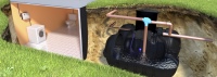 Das Haustechnikpaket I von Roth beinhaltet neben dem Behälter den integrierten Patronenfilter, die schwimmende Entnahme und das Pumpmodul mit Hauswasserwerk ASPRI 15-4. <br />Bild: Roth