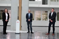 Treffen im Buchenauer Manfred Roth Atrium anlässlich des Jubiläumsprojektes der Goetheschule Wetzlar, von links: Roth Geschäftsführerin Christin Roth-Jäger, Geschäftsführer des Planungsbüros Rehling Energie-Technik, Klaus Rehling, und André Weigand, technischer Verkauf Roth Energiesysteme. <br />Bild: Roth Werke GmbH <br />