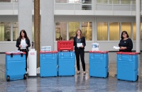 Bei der Spendenübergabe im Manfred Roth Atrium (von links): Diana Gillmann-Kamm vom Diakonischen Werk Marburg-Biedenkopf, Geschäftsführerin Dr. Anne-Kathrin Roth und Marion Dersch vom Gesundheitsamt. <br />Bild: Roth Werke