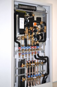 Das energieeffiziente Regelkonzept der Roth FlatConnect Wohnungsstation gewährleistet gleichmäßige Warmwassertemperaturen und konstante Zapfraten für höchsten Nutzerkomfort. <br />Bilder: Kathrin Bühring