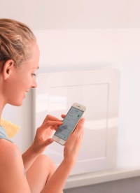 Mit der Comfort App sorgen Hebe-Schiebe-Antriebe von SIEGENIA für das automatische Öffnen und Verriegeln von bis zu 400 kg schweren Elementen und verbinden dieses mit frei bestimmbaren Öffnungsweiten.<br />Bild: SIEGENIA