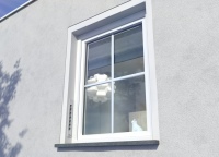 Der neue AERO Laibungskanal EPP von SIEGENIA verbindet ein dezentes Design mit hoher Schalldämmung sowie großer Flexibilität und erlaubt die Realisierung unterschiedlicher Lüftungsanforderungen. <br />Bild: SIEGENIA