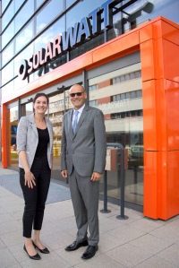 Alina Baer, Managerin Sales Internationals von SOLARWATT, und Martin Cordes, Geschäftsführer von Solar Energy Systems, freuen sich auf die zukünftige Zusammenarbeit in Polen.<br />Bild: SOLARWATT