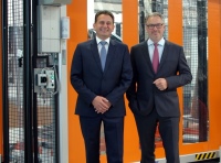 Die SOLARWATT-Geschäftsführer Carsten Bovenschen und Detlef Neuhaus vor der modernisierten Fertigungslinie für Glas-Glas-Module (v.l.n.r.)“<br />Bild: SOLARWATT GmbH