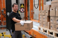 SOLARWATT-Mitarbeiter Armin Bönisch stapelt MyReserve Matrix Speicher für die Auslieferung an die Fachinstallateure.<br />Bild: SOLARWATT