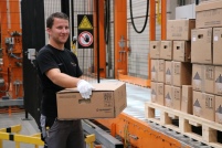 SOLARWATT-Mitarbeiter Armin Bönisch stapelt MyReserve.......