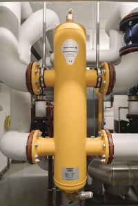 Die neue SpiroCross XC-M: Heizungs-, Kälte- und Kühlanlagen arbeiten sicherer und effizienter dank der Kombination von hydraulischer Weiche mit Luft- und Schlammabscheidung – inklusive Magnet.<br />Bild: Spirotech<br />