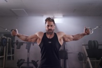 Drill Instructor Ben weiß, wie man richtig hart pumpt – „am besten mit einer Stiebel-Eltron-Wärmepumpe!“<br />Bild: Stiebel-Eltron