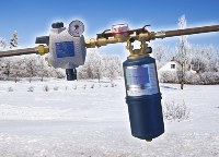 Ein klirrend kalter Winter hat nicht nur schöne Seiten: Ein immenser Energieverbrauch und hohe Heizkosten sorgen bei vielen Verbrauchern in dieser Zeit für Unmut. Gut, dass es die durchdachen Systeme von SYR gibt. Armaturen wie die abgebildete Kombination aus Heizungswasser- enthärtung und FüllCombi BA schützen Installationen und Geräte. Sie tragen dazu bei, Heizsysteme effizienter zu gestalten und gleichzeitig Umwelt sowie Geldbeutel zu schonen. Foto: SYR 