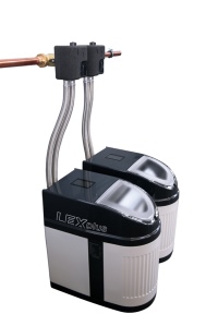 Der neue Doppel-Anschlussflansch für die Enthärtungsanlage LEX Plus 10 Connect versorgt jedes Gebäude mit weichem Wasser. Einfach zwei handelsübliche LEX Plus 10 Connect-Geräte an den Flansch andocken und schon steht die doppelte Kapazität zur Verfügung.<br />Bilder: SYR