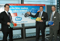 (v.l.) Willi Hecking, SYR-Geschäftsführer, Peter Gormanns, Marketing- und Vertriebsleiter, und Tobias Ramrath, Verkaufsleiter, präsentieren in Nürnberg die neuen Service-Taler