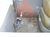 Diese "Auffangwanne" ist sicher undicht und die Wasserrohre haben da nichts zu suchen.<br />Bild: Dehoust