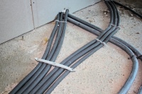 Mit dem TA Traganker in Kombination mit dem TB Trassenbügel von Schnabl Stecktechnik lassen sich trassenförmig verlegte Schläuche verschiedener Dimensionen schnell, einfach und ohne Beschädigungen auf dem Boden fixieren. <br />Bild: Schnabl