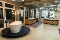 Im ca. 300 m2 großen Showroom in moderner Betonoptik der Manfred Rücker GmbH finden die Besucher viele Inspirationen aus den Bereichen Heizung, Sanitär, Badeinrichtung und Lichtdesign.