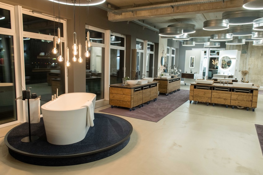 Im ca. 300 m2 großen Showroom in moderner Betonoptik...