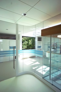 Das moderne Ärztezentrum in Eggelsberg bietet den Patienten eine helle und freundliche Atmosphäre. Alle Bereiche sind barrierefrei zugänglich.