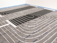 Fußbodenheizung und kontrollierte Wohnraumlüftung werden mit Airconomy zu einem einzigen System kombiniert. Dank der neuen, vorkonfektionierten Basispakete werden die Installationskomponenten schneller geliefert und können einfach installiert werden.
