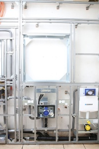 Im Installationselement GIS sind die Trink- und Abwasserleitungen, die Anschlüsse für den Waschtisch, das Montageelement für den Spiegelschrank sowie der Unterputz-Spülkasten für das WC bereits fest installiert.