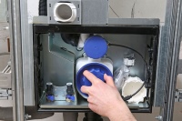 In der Funktionsbox des Waschtischs befinden sich der Siphon, der Überlauf und das Ablaufventil, aber auch die Winkelanschlussventile der Armatur. Die Box wird nach Abschluss aller Arbeiten mit einer verspiegelten Revisionsklappe versehen.