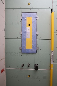 Sichere Abdichtung im Nassbereich: Die Geberit ONE Nischenablagebox ist ab Werk mit einem vormontierten Dichtvlies versehen, der einfach in die Verbundabdichtung eingearbeitet wird.