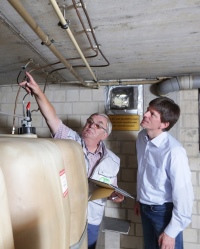 Für Verbraucher, die über eine Modernisierung ihrer alten Ölheizung nachdenken, ist die optimale Lösung definitiv der gemeinsame Austausch von Ölheizung und Tankanlage. Denn damit spart man sich Aufwand und Kosten und ist zugleich mit einer neuen Komplettanlage sicher für die Zukunft aufgestellt. Hilfreiche Tipps und Informationen hierzu gibt es unter <a href="http://www.sicherer-öltank.de/"target=_blanlk">www.sicherer-öltank.de</a>. <br />Bild: Bundesverband Lagerbehälter e.V