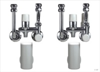 Kompakte Lösungen für die Trinkwasserinstallation: Mit ihren Sicherheitsgruppen 323 ohne Druckminderer (links im Bild) und 324 mit Druckminderer (rechts im Bild) bietet die SYR Hans Sasserath & Co. KG ihren Kunden praktische Armaturen zum Schutz von geschlossenen Trinkwassererwärmern. Bild: SYR <br />