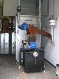 Geschätzte 250 m³ Hackschnitzel verbraucht der Warmlufterzeuger jährlich, eine Menge, die sich aus der Produktion der Zimmerei leicht decken lässt. Foto: nordluft Wärme- und Lüftungstechnik GmbH & Co. KG<br />