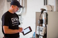 Der Servicetechniker füllt die Auftragsdokumentation mobil während der Arbeiten aus. Der Auftrag kann erst mit digitaler Unterschrift durch den Techniker und Kunden abgeschlossen werden. Bilder: Dirks GmbH