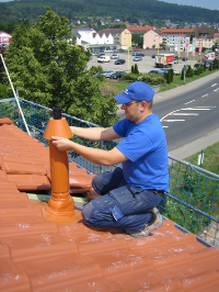 Die abgasführende Leitung ist längsbeweglich im Schacht geführt. Bei möglichen Störfällen kann das System einfach und ohne großen Aufwand demontiert werden.  