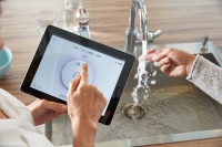 Mit der App "Smart Control" von CLAGE können E-Durchlauferhitzer per iPad gesteuert und Verbrauchswerte angezeigt werden.