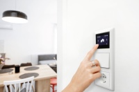 Das Bedienelement kann in gängige Schalterprogramme mit 55 x 55 mm Rahmen integriert werden.<br />Bilder: Helios Ventilatoren
