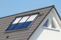 Wie bei einem Fenster liegen die stabilen Alu-Rollläden über den Kollektoren. Sie lassen sich je nach Sonneneinstrahlung und Wärmebedarf runter- und wieder hochfahren und individuell steuern.<br />Bild: Schanz Rollladensysteme 