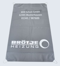 Die neuen Abdeckplanen von BRÖTJE eignen sich zum Schutz von Solarkollektoren und gleichzeitig als Werbefläche auf dem Dach. Bild: August Brötje GmbH<br />