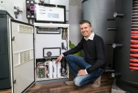 Guido Schaefer, Heizungs- und Sanitärbetrieb, ist von den Vorteilen des Bluegen überzeugt. Er wurde 2015 zertifizierter Partner von Solidpower und hat bisher 10 Geräte eingebaut. Auch privat vertraut Guido Schaefer auf die Kraft der Brennstoffzellen zur unabhängigen Stromerzeugung. Gerade die finanziellen Einsparmöglichkeiten haben ihn überzeugt. <br />Bild: Solidpower<br />